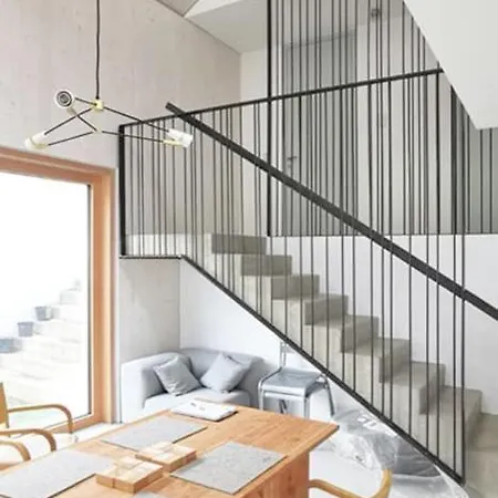 Urban Mountain Splitlevel With View *