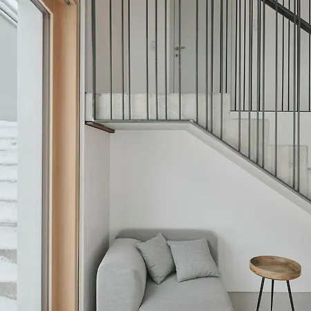 Urban Mountain Splitlevel With View *