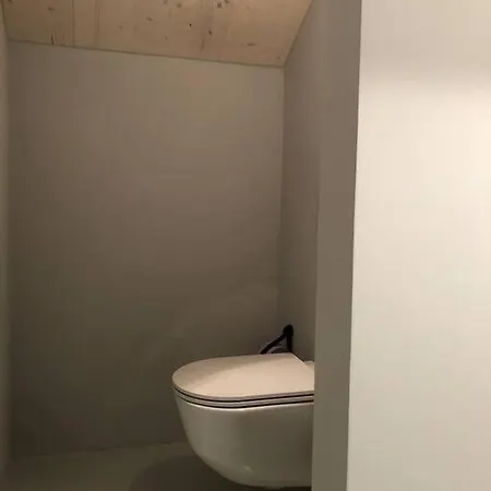 Urban Mountain Splitlevel With View Semesterbostad *